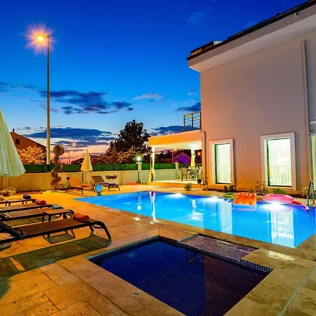 Charming With Central Location In Vila